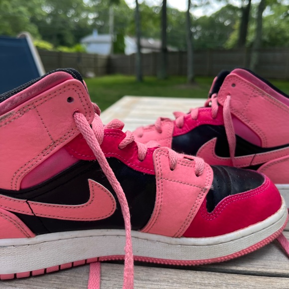 Air Jordan Mid 1 Youth Sneakers - Picture 4 of 5